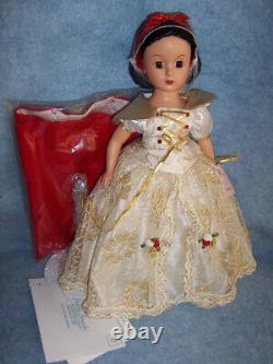 2001 Madame Alexander- 14 Snow White #28615, Free doll stand