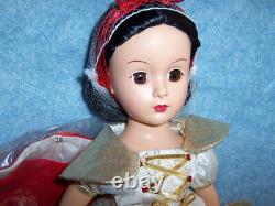 2001 Madame Alexander- 14 Snow White #28615, Free doll stand