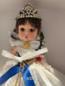 Madame Alexander 8 England Queen Doll NWT, COA Doll pristine, all honors