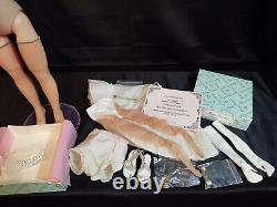 VTG Madame Alexander Cissy 20 Doll Red Hair Green Eyes Stand MADC Accessory Box